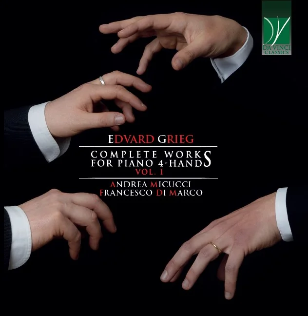 La copertina del primo volume: quattro mani sospese su fondo scuro e il titolo, Edvard Grieg, Complete Works for Piano 4-Hands